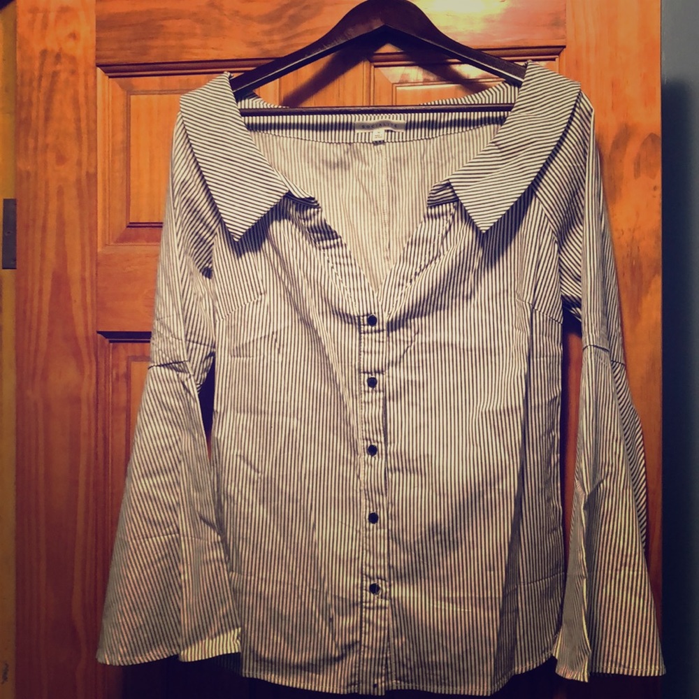 Off-shoulder bell sleeve button down